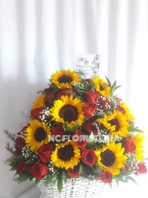 Arreglo con Canasto-floristerías en Cali
