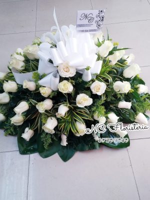 fúnebre cubre caja rosas blancas