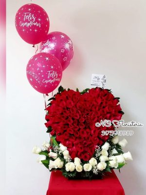 Corazón en rosas rojas