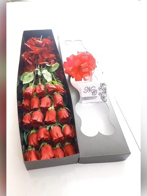 Caja negra en rosas